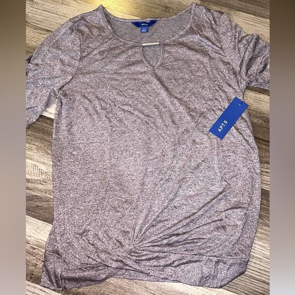 Apt. 9 Tops - 🦋NWT Beautiful top, slight twist design at bottom, Size S🦋